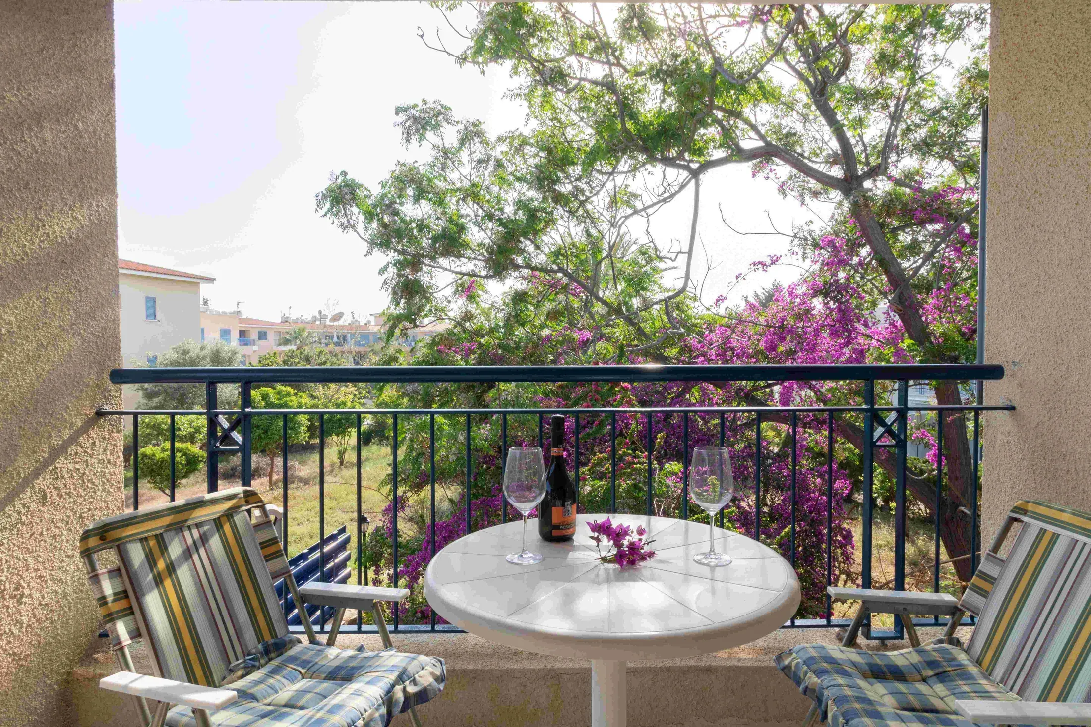 Der Schlafzimmerbalkon mit Tisch für zwei und Bougainvillea am Geländer
