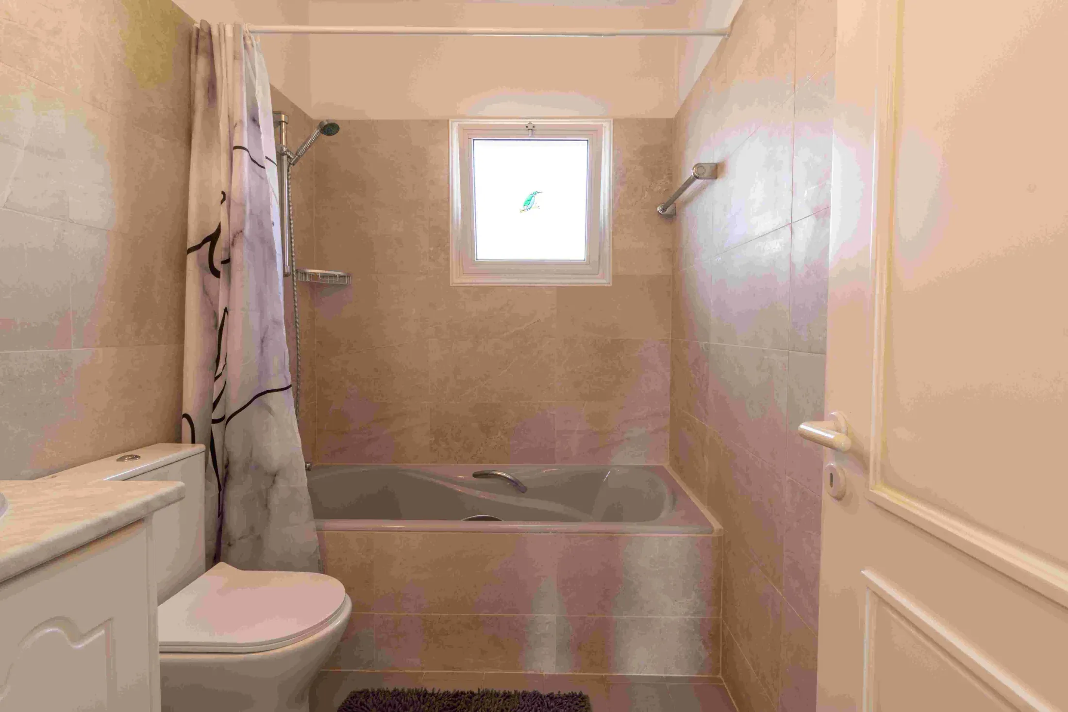 Das zweite Bad, mit Badewanne