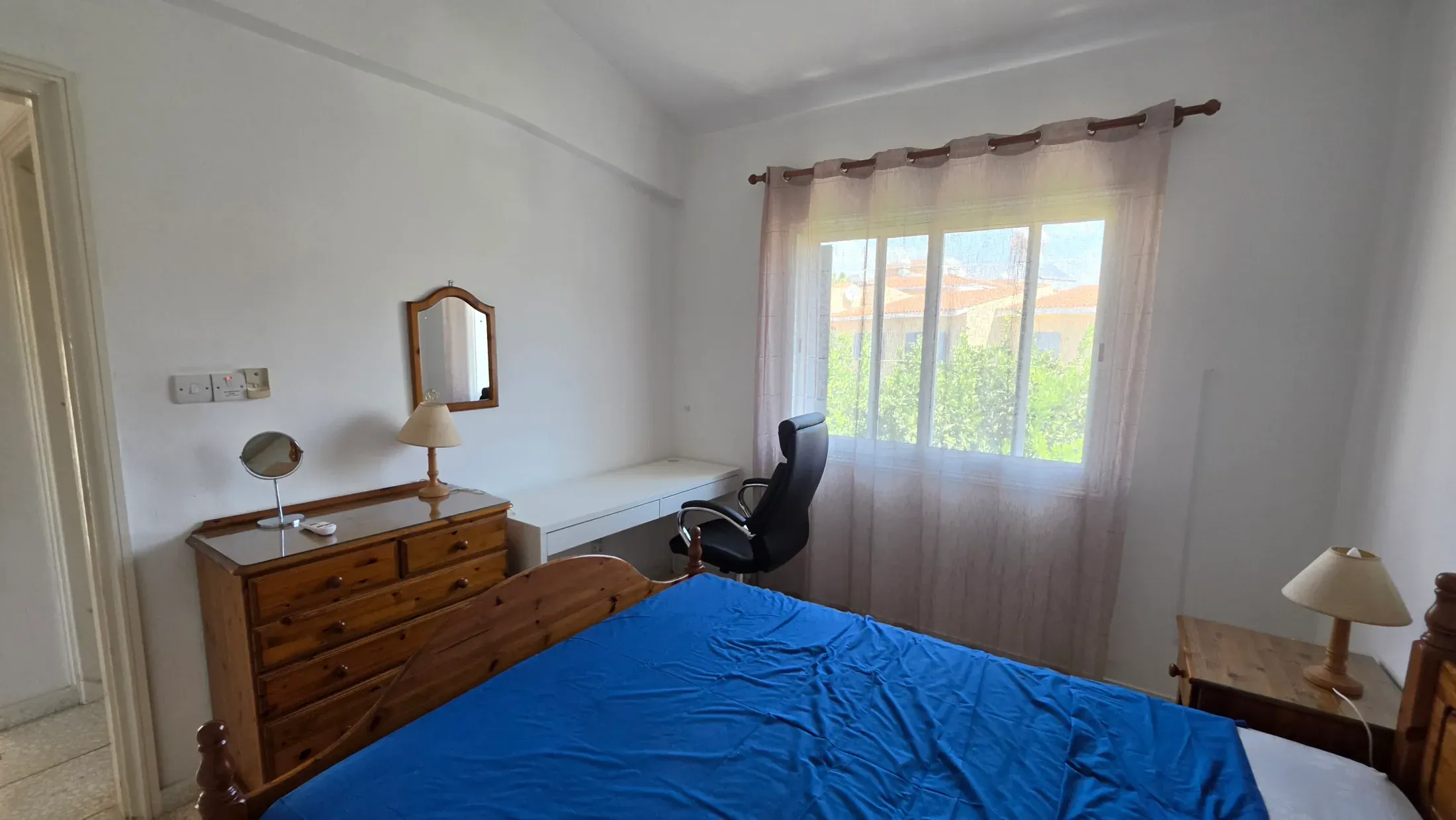 Doppelzimmer mit Schreibtisch und Blick über die Gärten