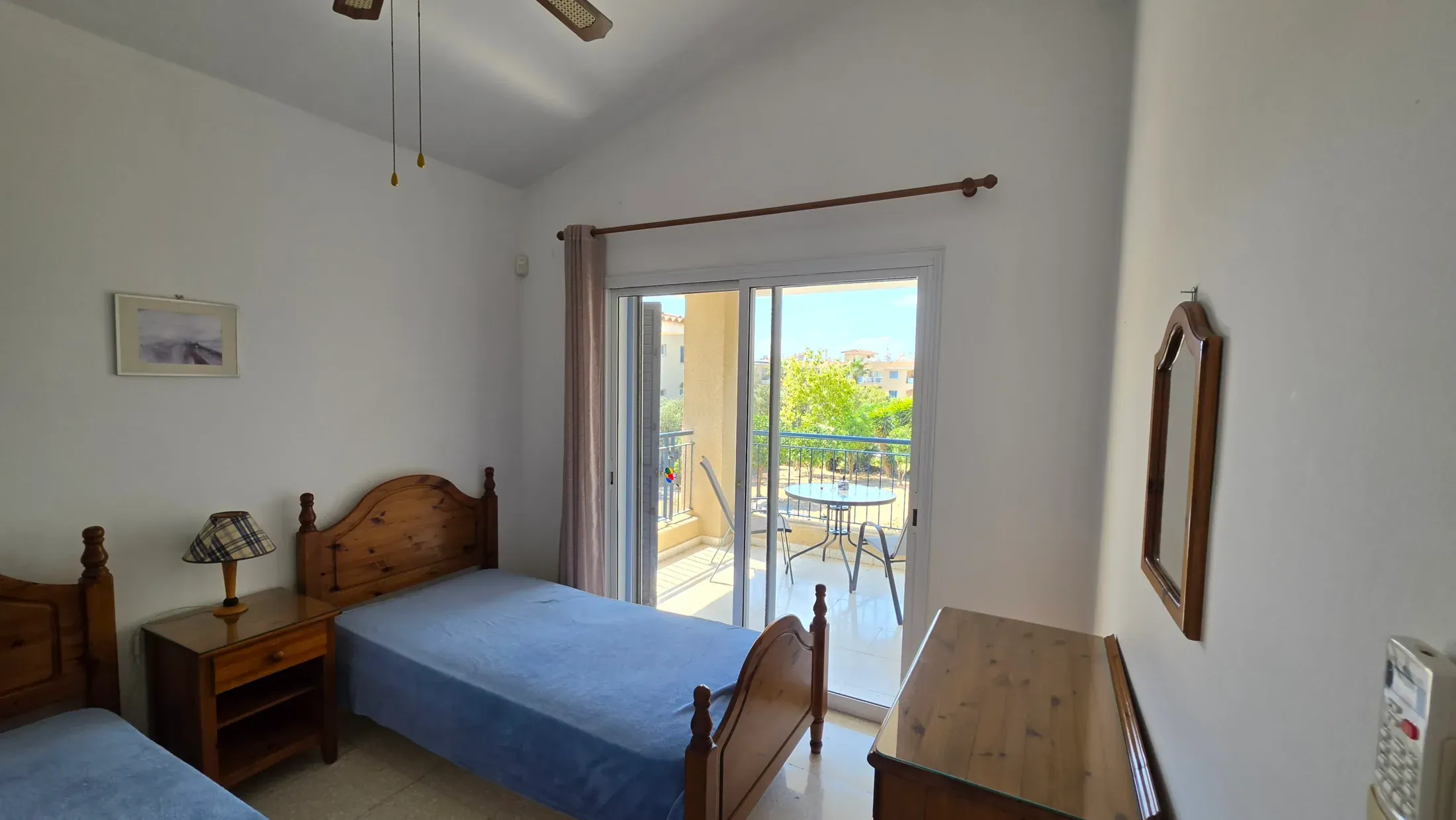 Zweibettzimmer mit eigenem kleinen Balkon über dem Garten