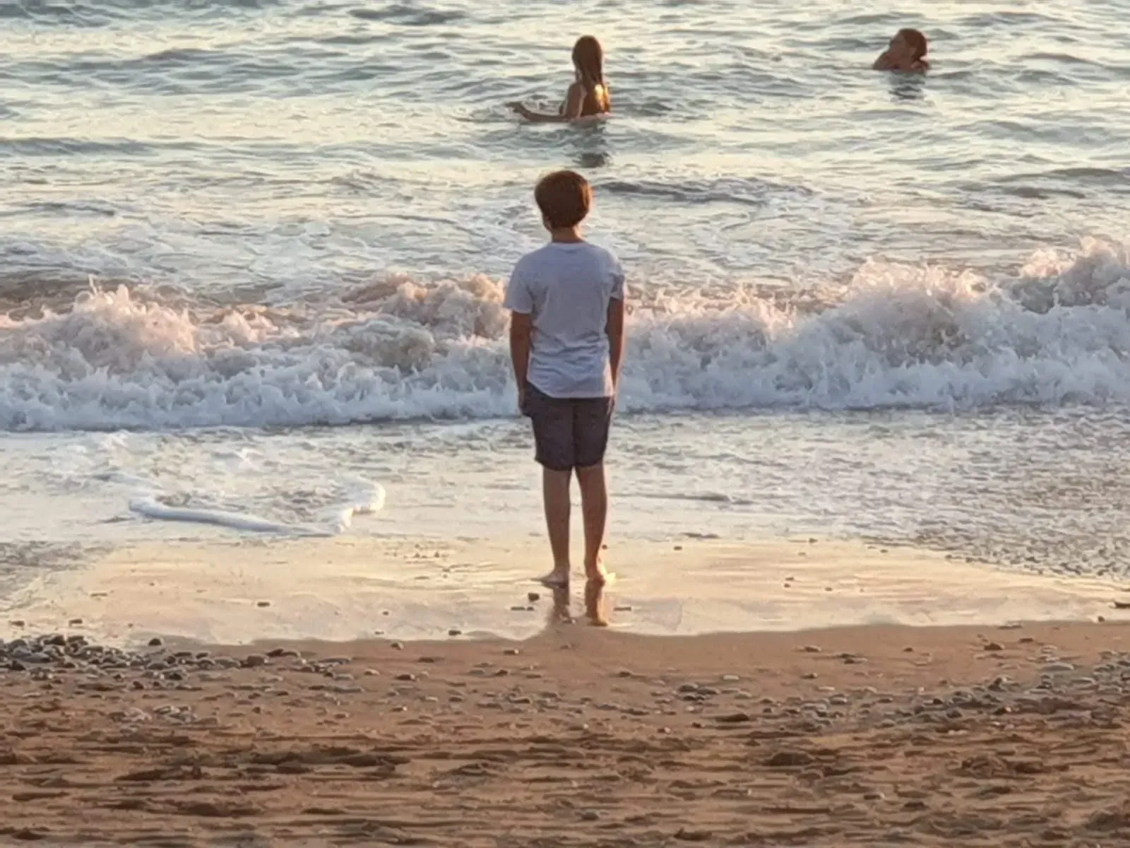 Ein Kind am Strand bei Sonnenuntergang in der Nähe von Paphos