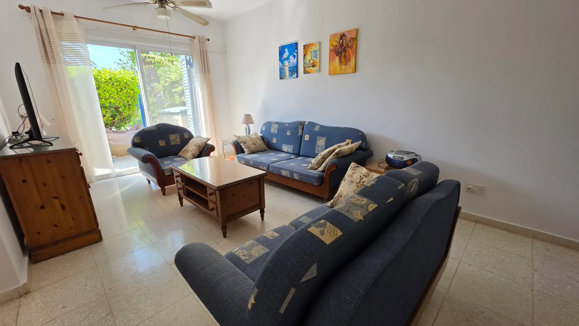 Das Wohnzimmer mit den beiden Sofas und den Türen zur Terrasse