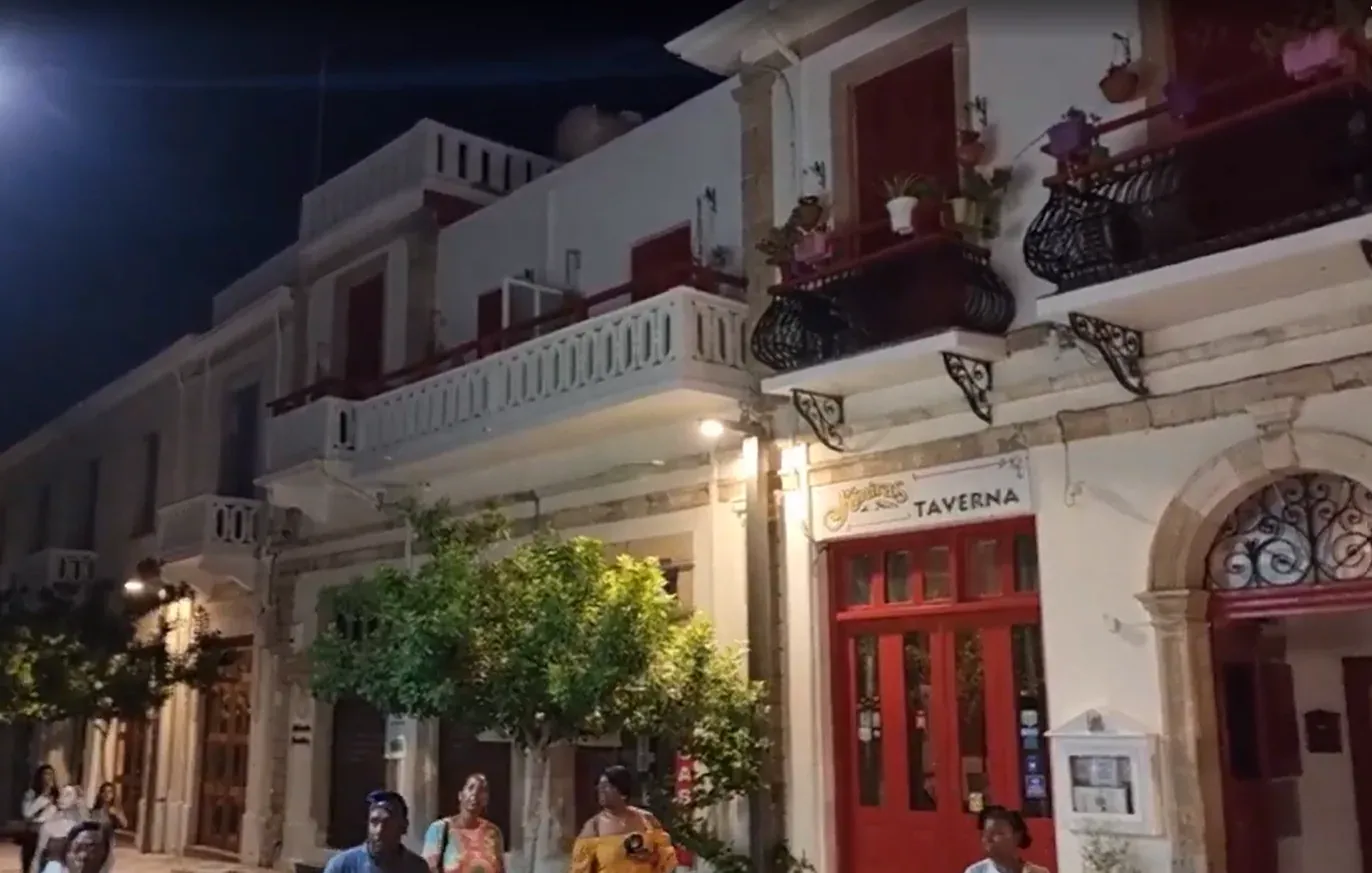 Eine enge Gasse in der Altstadt von Paphos mit Cafés und kleinen Läden