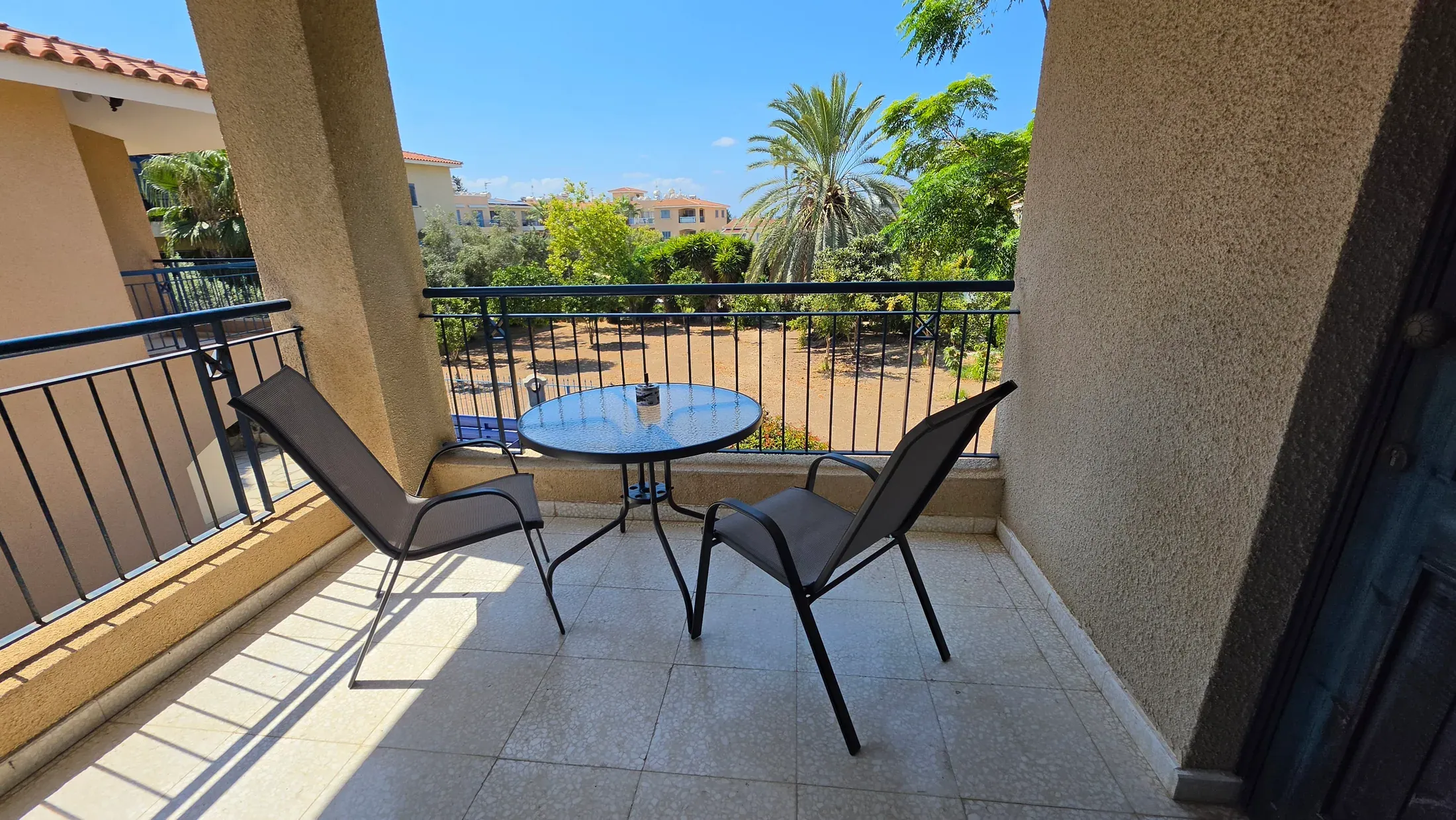 Die überdachte Terrasse mit neuem Tisch und Stühlen