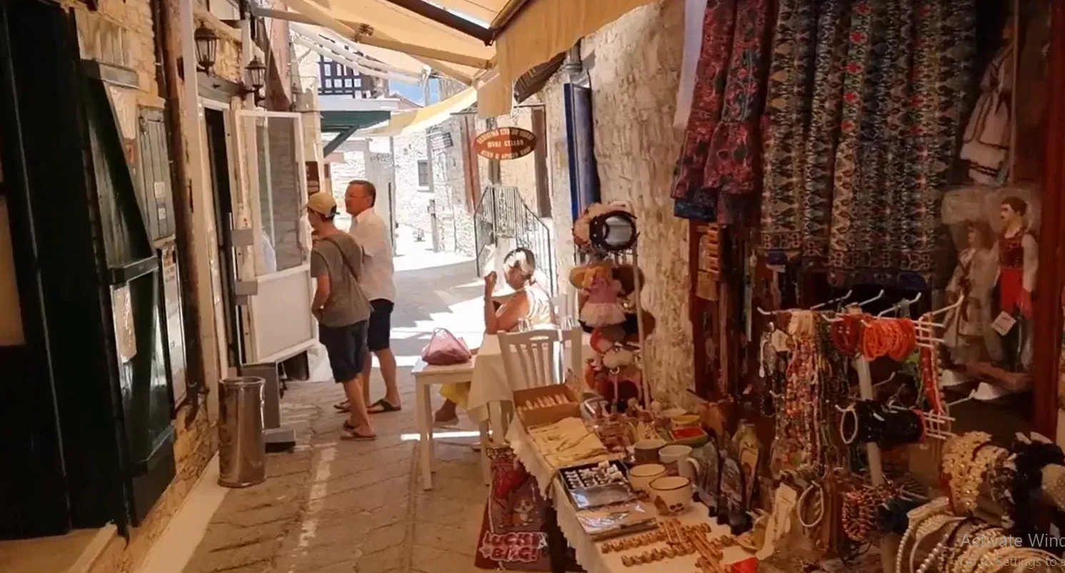 Omodos, tradycyjna wioska winiarska w górach Troodos