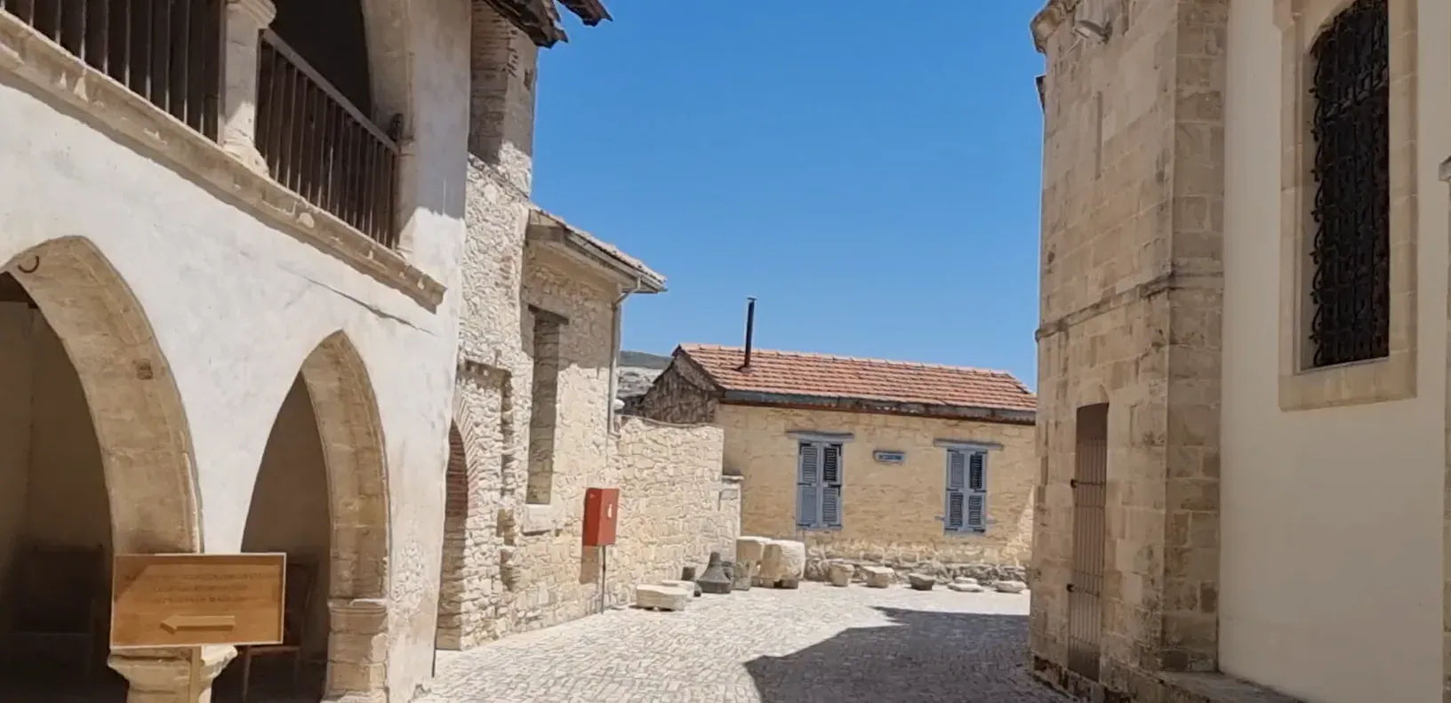 Eine Steingasse im traditionellen Weindorf Omodos auf Zypern