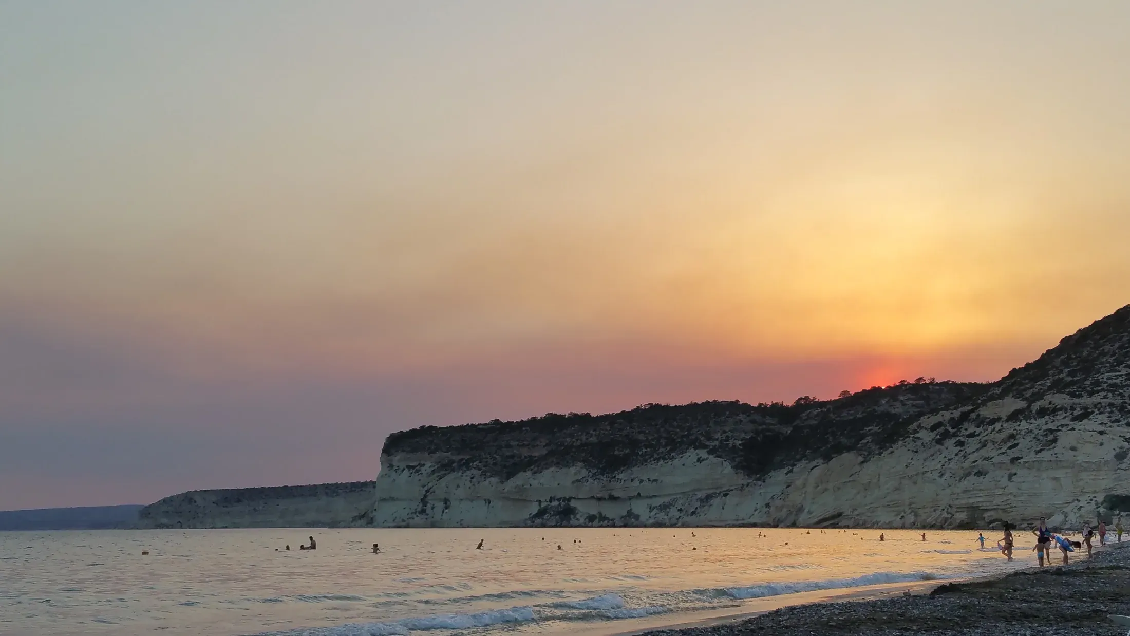Sonnenuntergang über den Klippen der Akamas-Küste bei Paphos