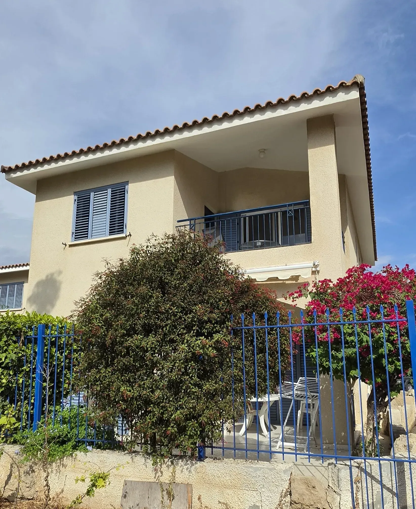 Die Villa Nadezda hinter der Gartenmauer, Bougainvillea über dem Tor