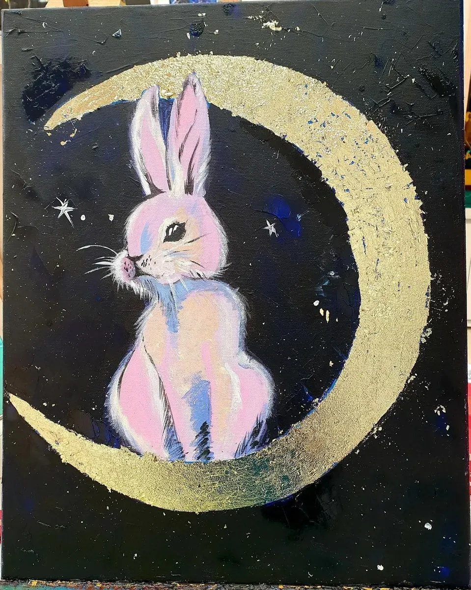 Rabbit on the Moon — ręcznie malowane płótno z Villi Nadezda w Pafos, które możemy wysłać pocztą