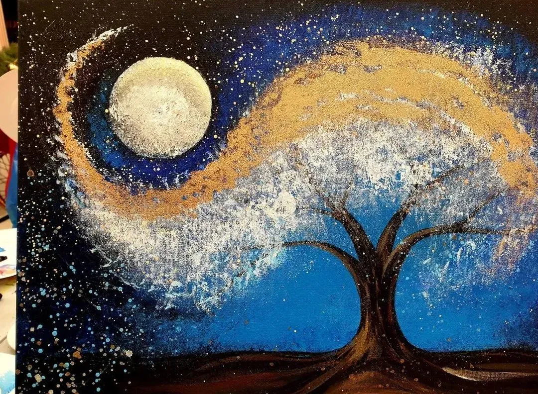 Tree under the Moon — ręcznie malowane płótno z Villi Nadezda w Pafos, które możemy wysłać pocztą
