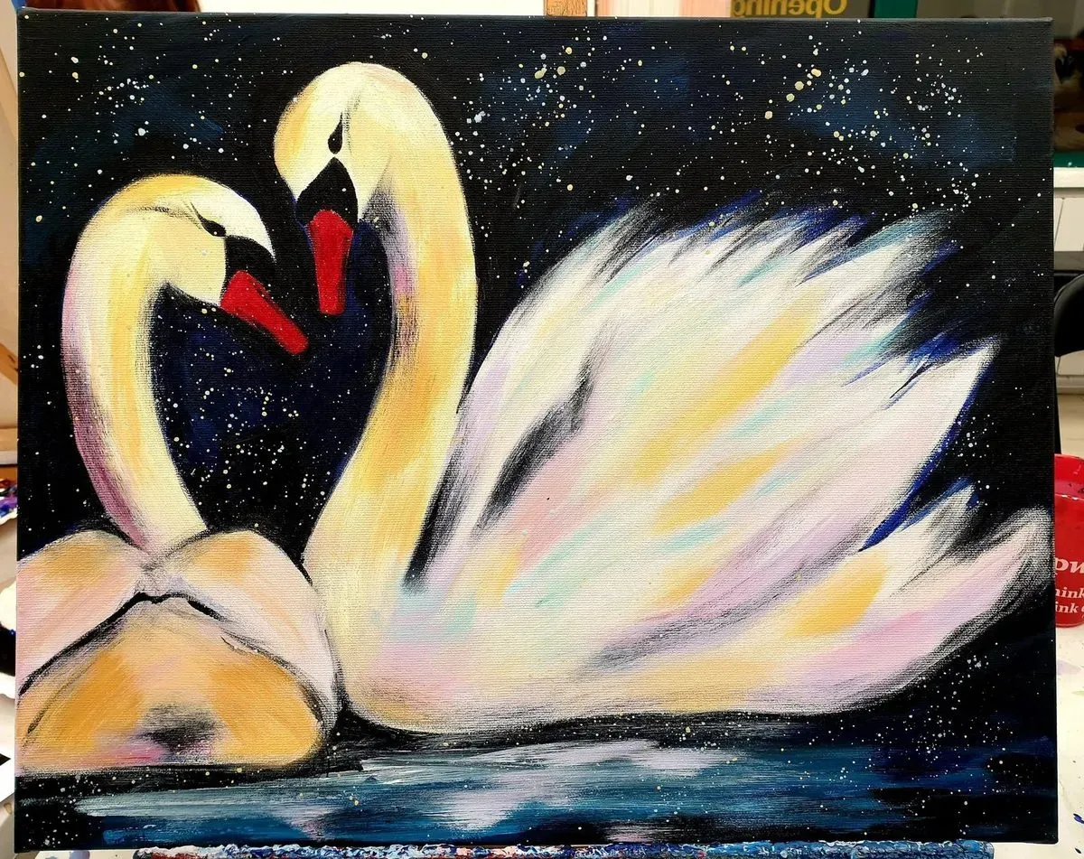 Two Swans — ręcznie malowane płótno z Villi Nadezda w Pafos, które możemy wysłać pocztą