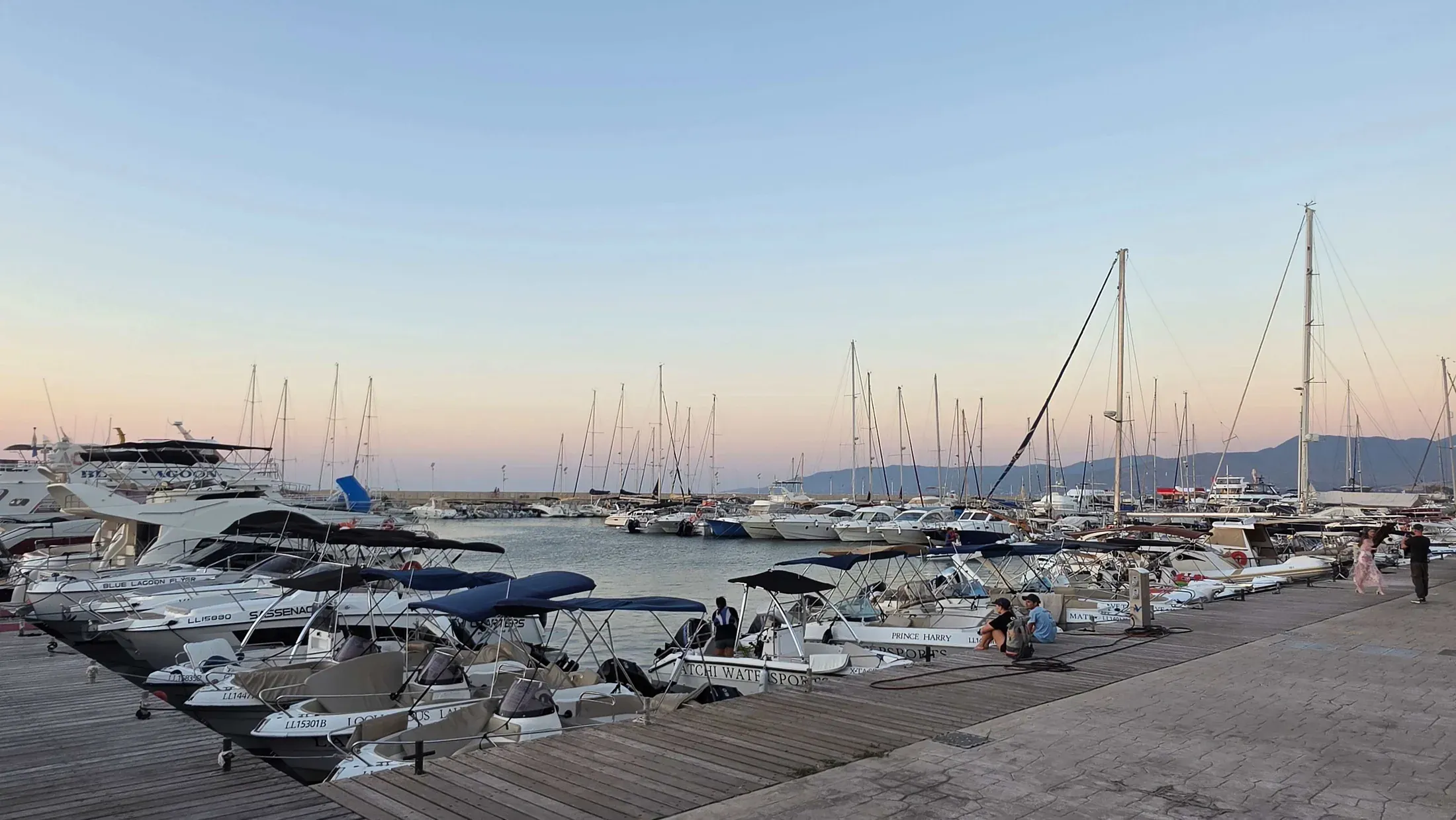 Yachten und Fischerboote im Hafen von Latchi in der Dämmerung