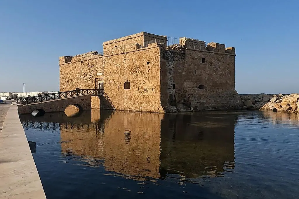 Die Burg von Paphos am Ende des Hafens, wenige Fahrminuten von der Villa Nadezda
