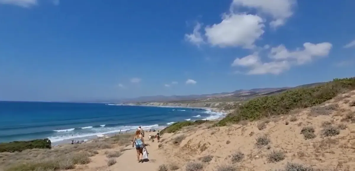 Klares flaches Wasser und Klippen an der Lara Beach, Akamas