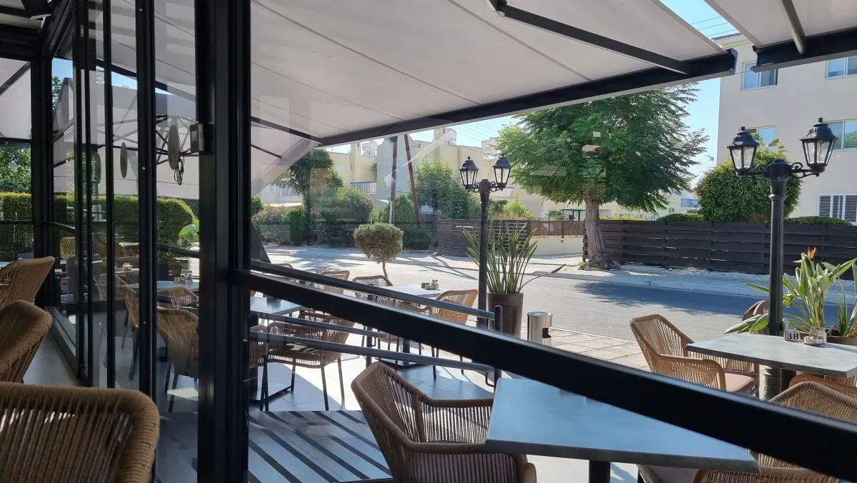 Der Gastraum des Restaurants Parrot neben der Villa Nadezda