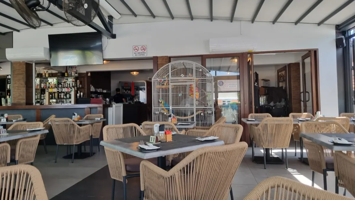 Großzügige Tische und große Fenster im Restaurant Parrot in Paphos