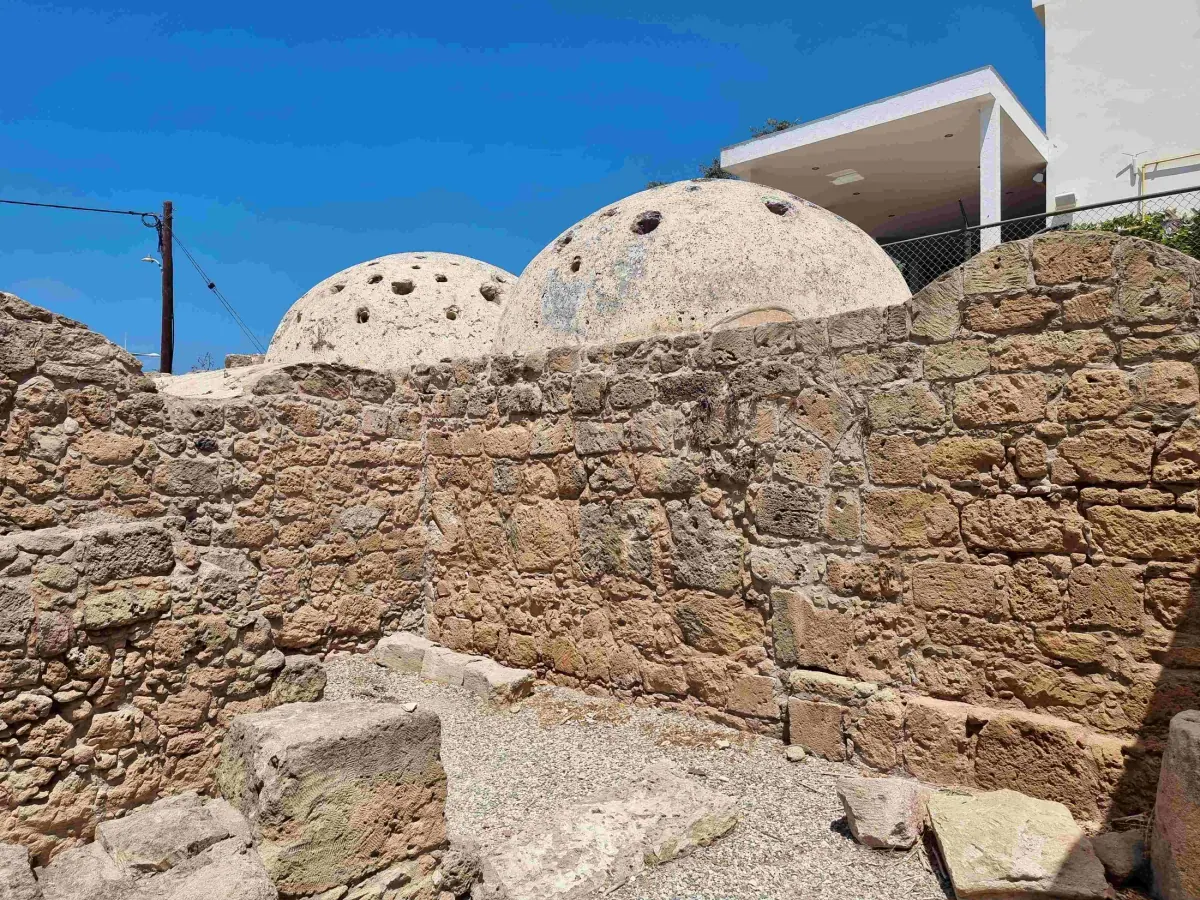 Spokojna okolica mieszkalna wokół Villi Nadezda w Kato Pafos
